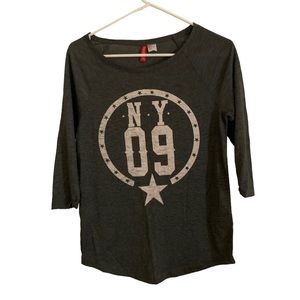 EUC H&M Women’s NY Baseball Tee in Gray/Heather White